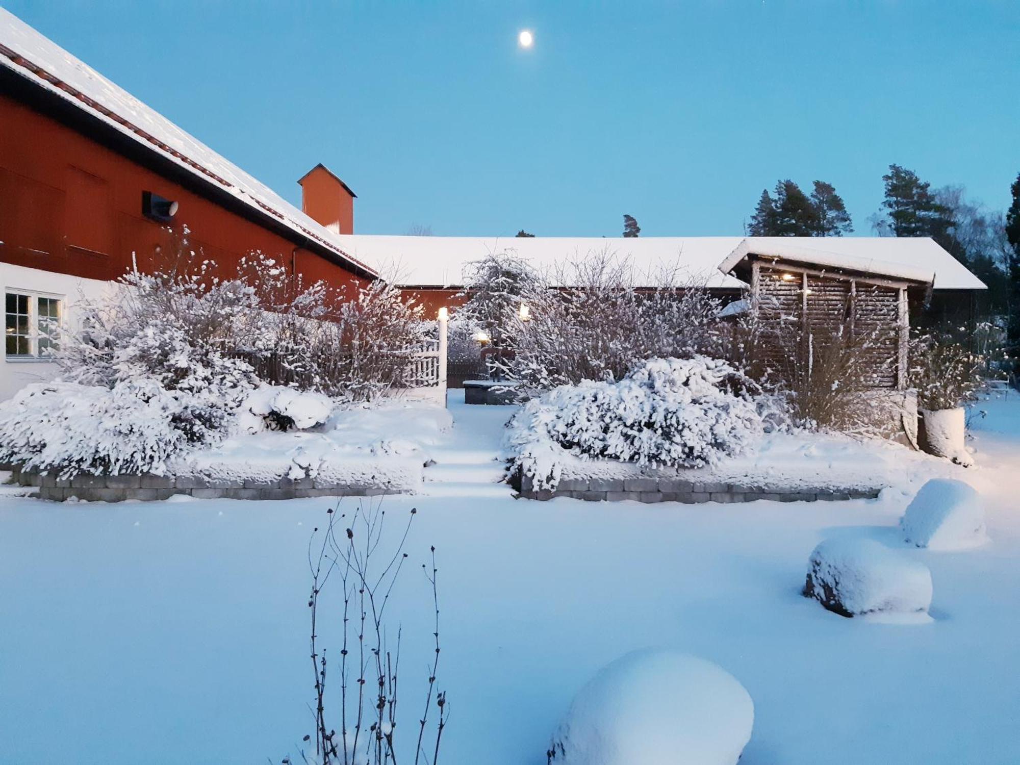 Naerebo Gardshotell & Restaurang Lidkoping Exterior photo